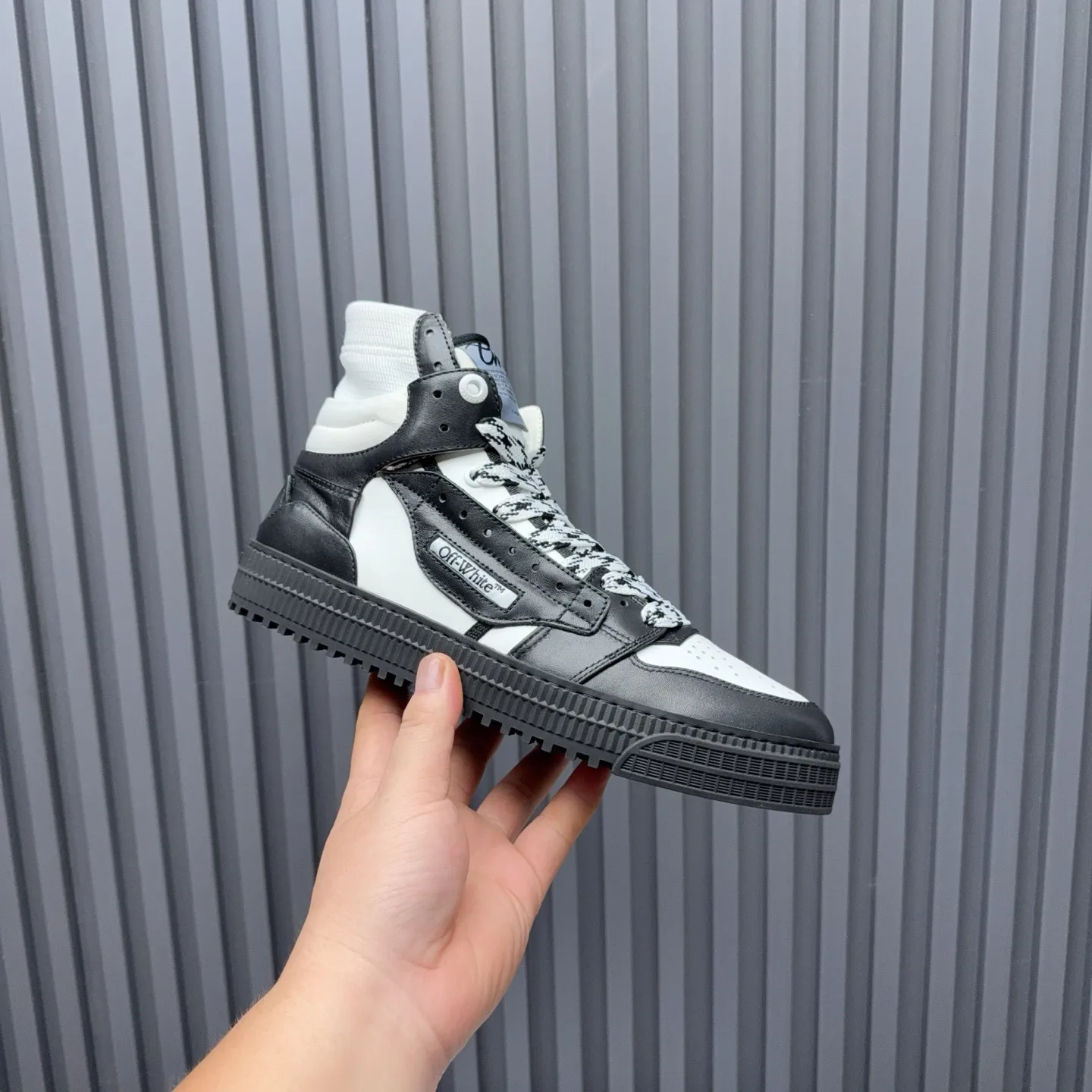 Men's shoes💰740 OFF WHITE ⚡️Couple style⚡️The latest spring style street casual shoes, released with the highest quality version on the market👊Series original mold opening, original lasting, production technology 1:1 original version➰🔜The best choice for more and more celebrities and Internet celebrities🔸In the classics Changes in the code🔸Innovate in the trend🔸Strive to break away from the shackles of bad street design🔝Although he is not the originator of fashion design, he is definitely a shining dark horse in avant-garde design🐴🆙Do not follow the trend🔅Not universal beauty🔅 Fabric💯First-layer cowhide Lining💯Imported skin-friendly and environmentally friendly polyester mesh Foot pads💯Original molded high-elastic environmentally friendly molding pads Midsole💯Made with original last-last technology Outsole💯Rubber outsole Packaging💯Official website synchronizes full set of packaging (brand wrapping paper, brand certificate, brand cloth bag) Code numbers 35-44, 45 46 Customized